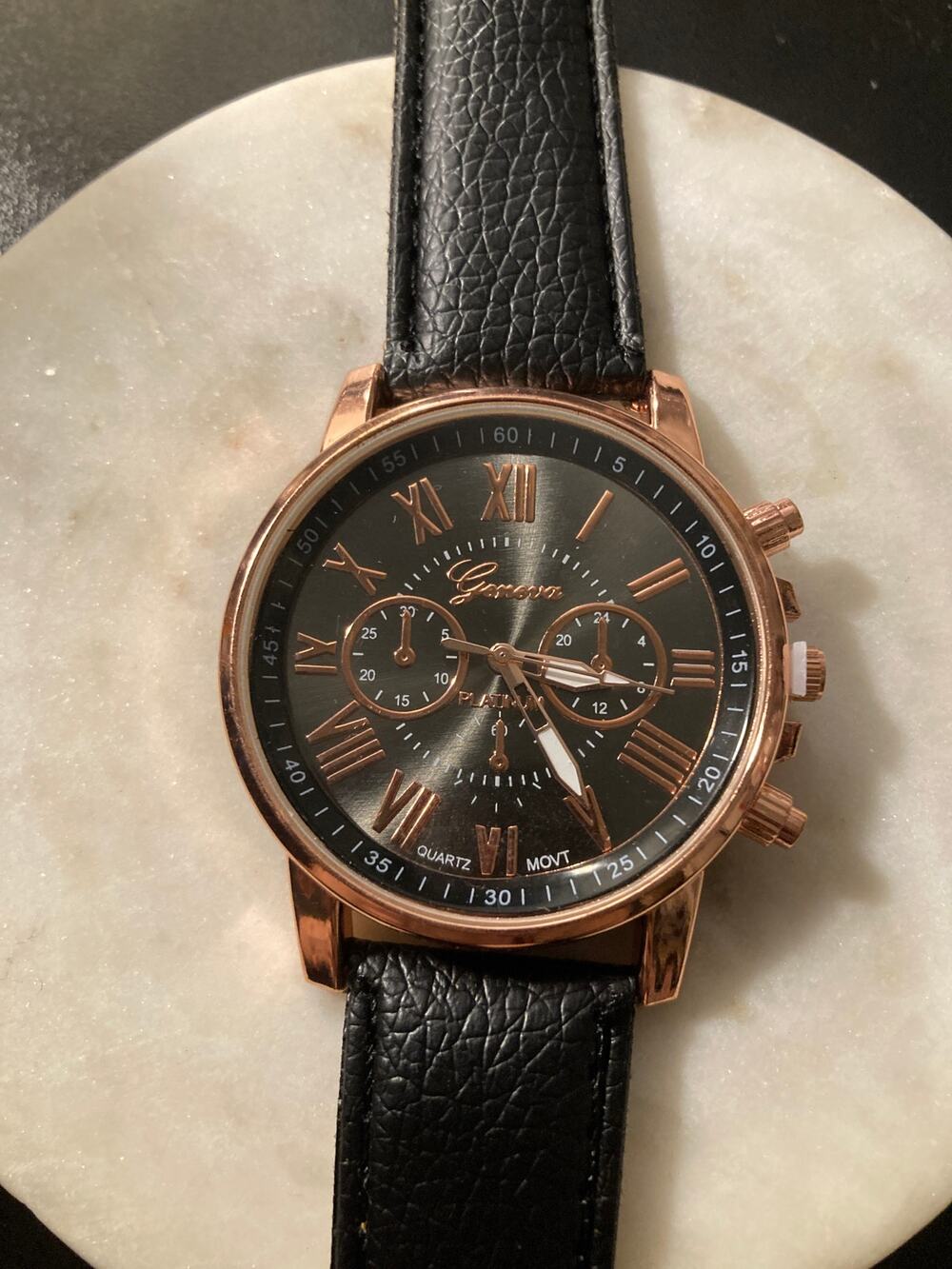 black Women’s wristwatch gold metal, quartz